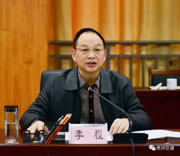 李程出席会议并讲话会场一角企业代表接受媒体采访