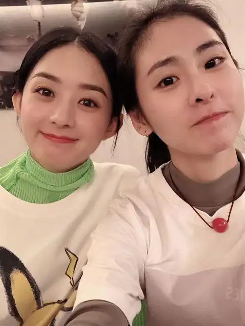 圈外好友晒合影为赵丽颖庆生颖宝产后三月真实颜值曝光