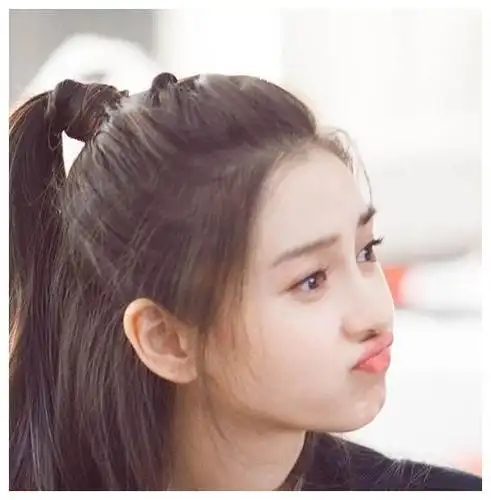 杨颖没有明星的大架子,倒是像邻家女孩一般,也会可爱的嘟嘴卖萌,就像