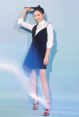 黄梦莹为了秀美脚在脚上面印了6个唇印看起来很难卸掉吧