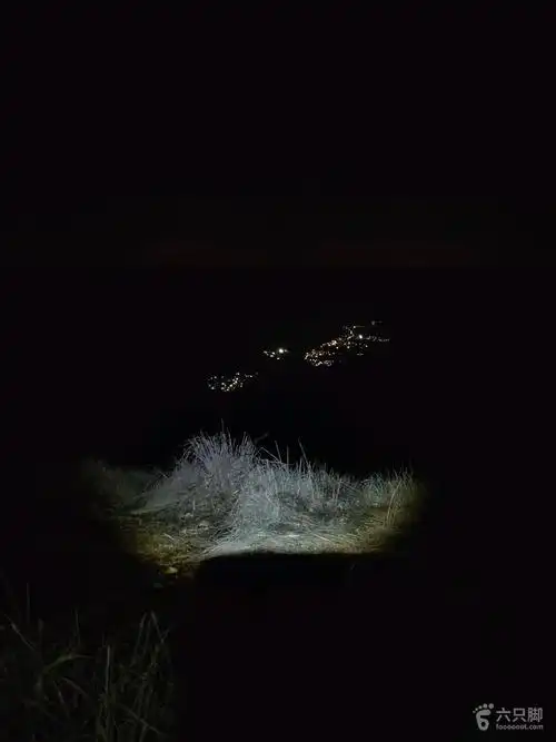 山顶图片晚上一个人坐在河边的图片夜晚河边图片真实晚上在山上照片