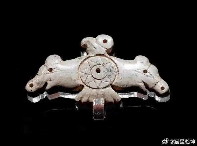 凌家滩神鸟,通常指的是在凌家滩遗址中发现的与鸟相关的文物或图案