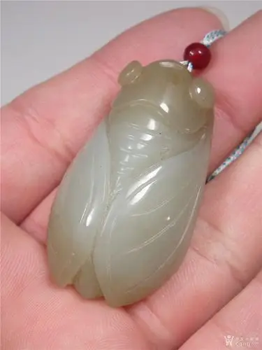 清代和田青白玉带糖色牛鼻孔玉蝉小挂坠
