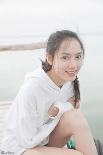 组图:文艺女青年!孙嘉灵吊带露香肩恬静自然_高清图集_新浪网