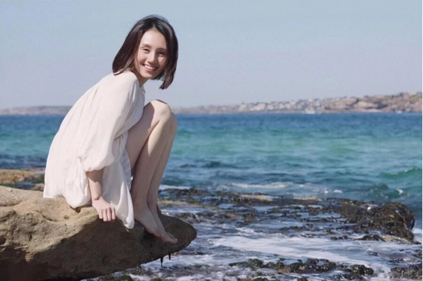 年轻时的袁泉曾在海边留下一系列清新的写真大片.