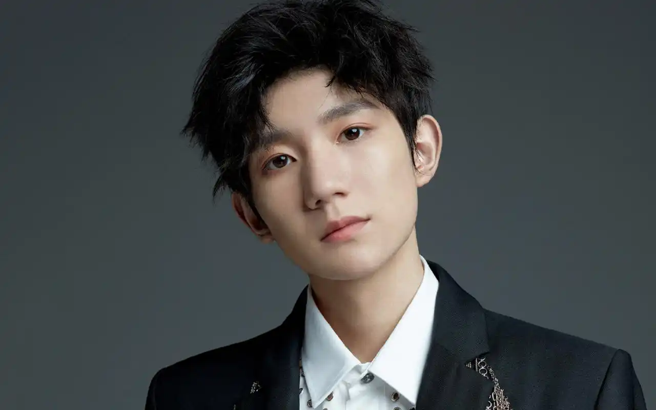 王源酷帅黑白写真桌面壁纸