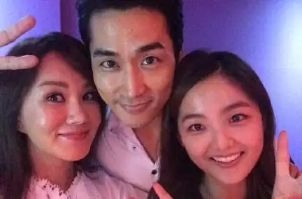 宋承宪晒与女友人合影 网友:没有刘亦菲给差评