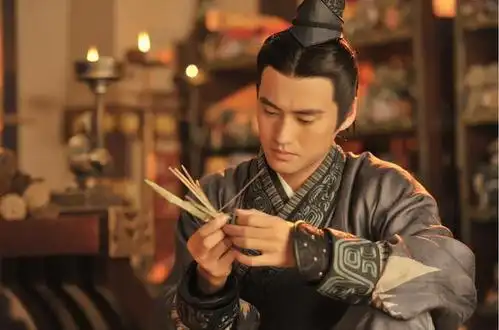 p>袁弘,1982年8月23日出生于湖北省武汉市,中国内地影视男演员,毕业