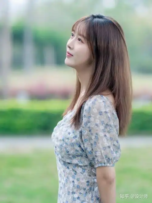 5,侧身站立,抬头看远方