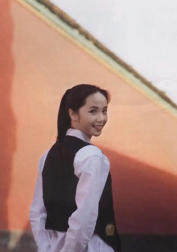 蒋雯丽青涩旧照美若出尘眼神清纯灵动散发少女魅力