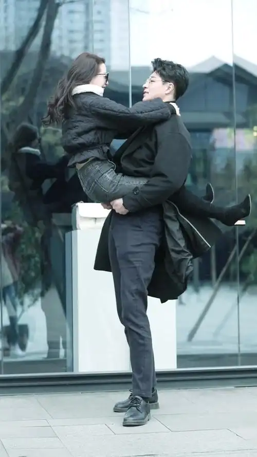 小姐姐漂洋过海来看男朋友,最萌身高差情侣也太幸福了吧?