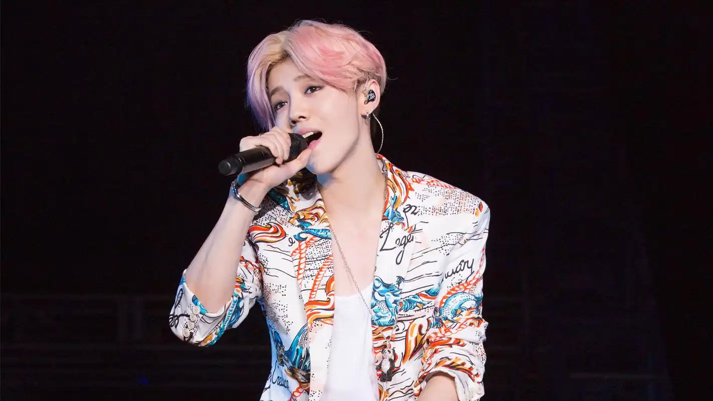 帅哥明星鹿晗高清桌面壁纸