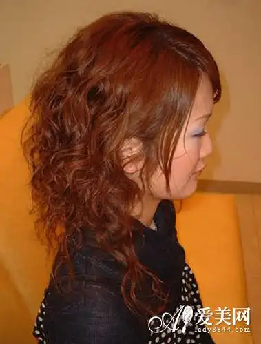 电发发型七:这是一款时尚的数码烫,栗子色的染色发