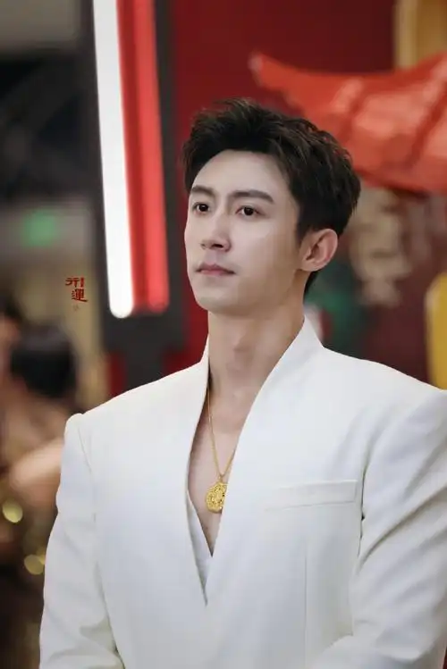 看到一身白色真空深v西装的黄景瑜,又帅又有品味,直接肾上腺素飙升