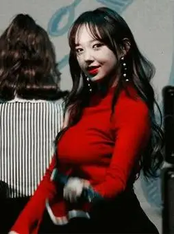 人间芭比程潇因上围丰满傲人被称奶潇超越疯马秀lisa