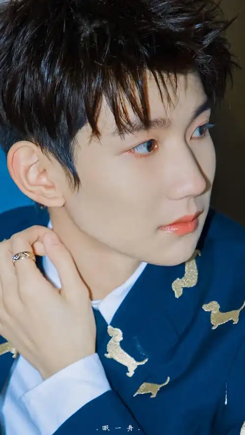 关注  聊天背景 王源 神仙背景 评论 收藏