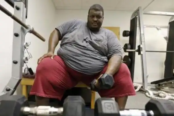 虽然并没有达到世界上最胖的男人那样夸张的程度,但是亚伯勒的体重