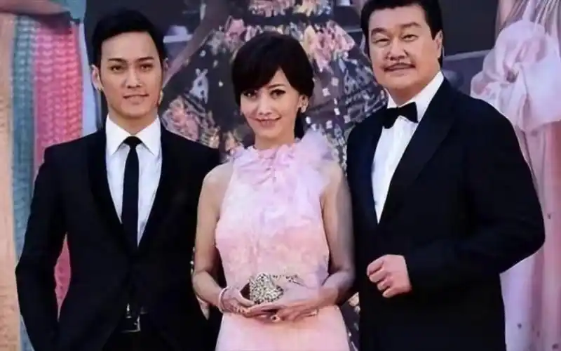 赵雅芝入行近50年,塑造过众多经典,每次出现活动老公黄锦燊都贴心照顾