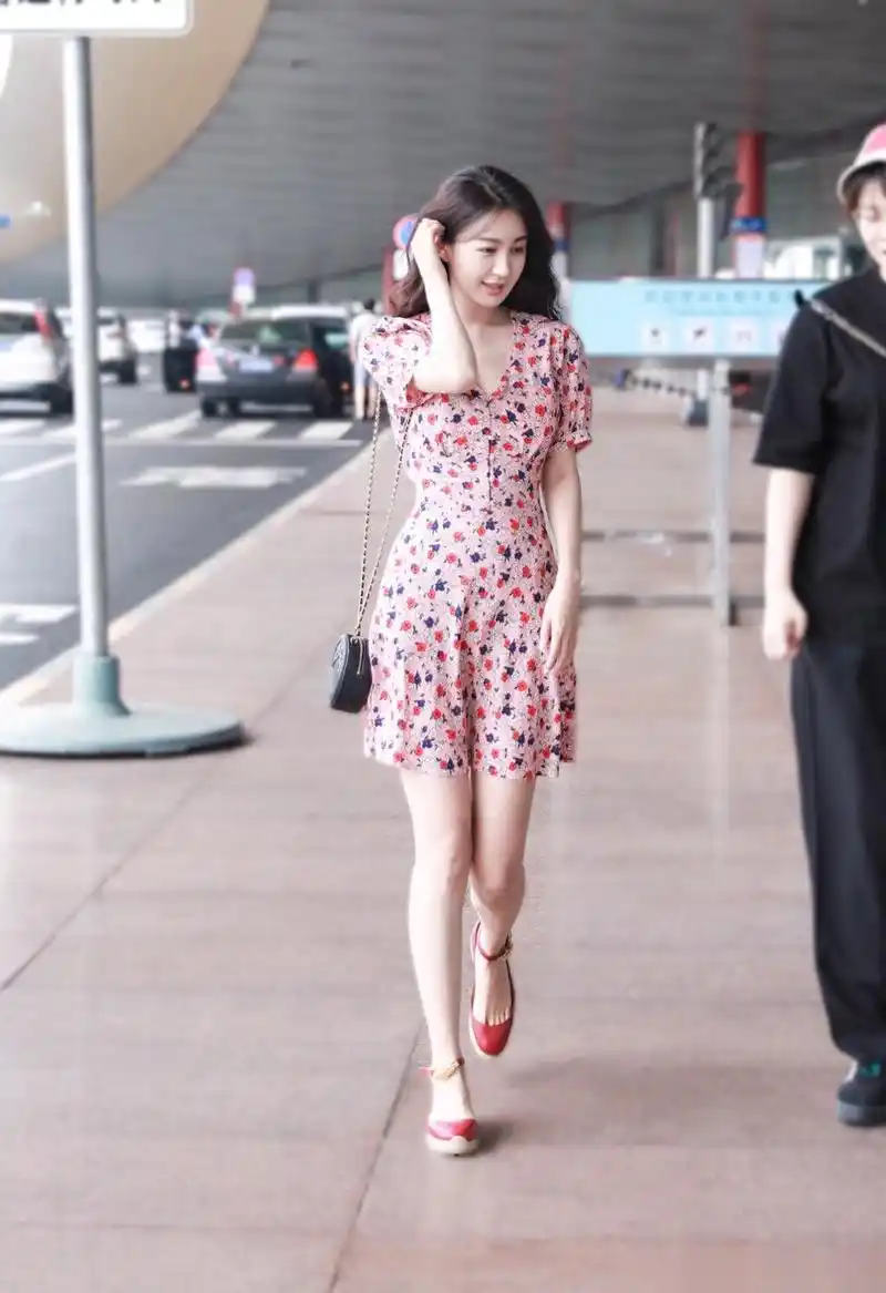 李菲儿最近两组机场照,两种风格的碎花裙,蜂腰柯基臀,身材太好了!