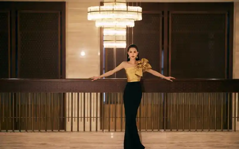 分享一组李若彤图片给大家,图中的明星图片壁纸会点缀你的电脑桌面