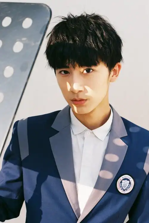 郝富申沐浴阳光变"闪光少年"学院风穿搭洋溢青春气息_凤凰网娱乐_凤凰