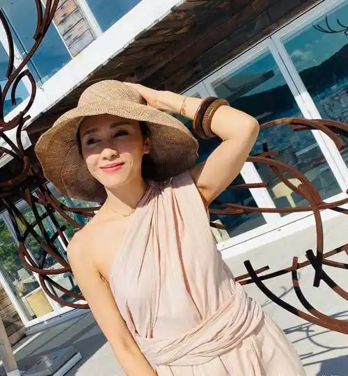 原创拒绝许晋亨嫁给跛脚富豪49岁黎姿晒近照小秀香肩美貌不减当年