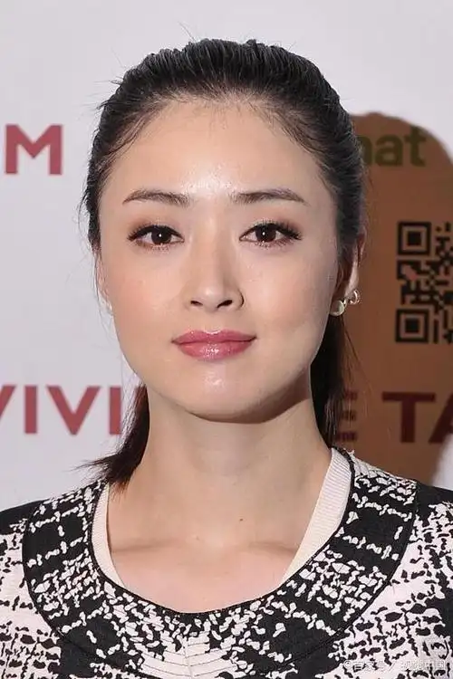 蒋欣素颜亮相机场,皮肤白嫩气质好,年轻时曾打拼三年在京买房