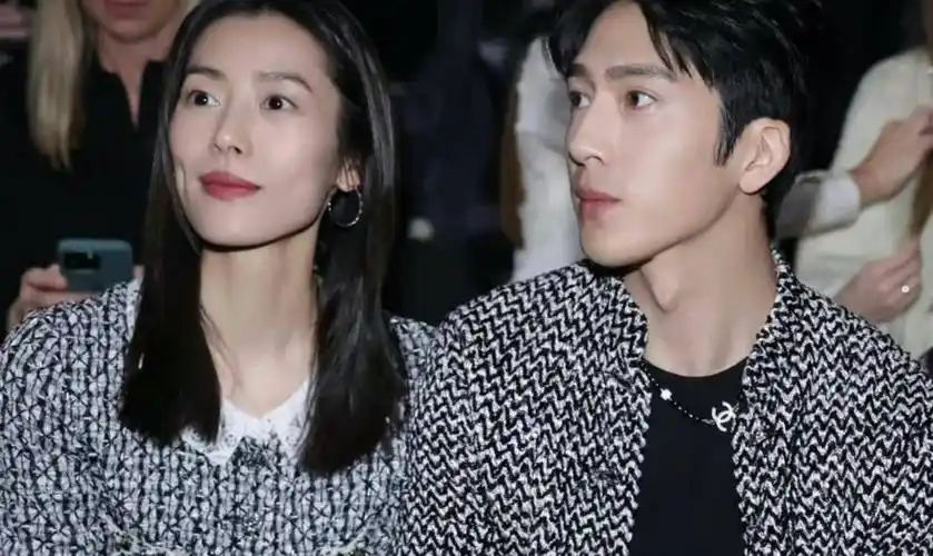 井柏然高调秀恩爱:我女朋友素颜太好看了!网友直呼狗粮吃撑了