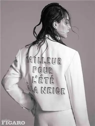 戚薇登上《madame figaro hommes》四月刊封面,"超a戚哥"张力十足