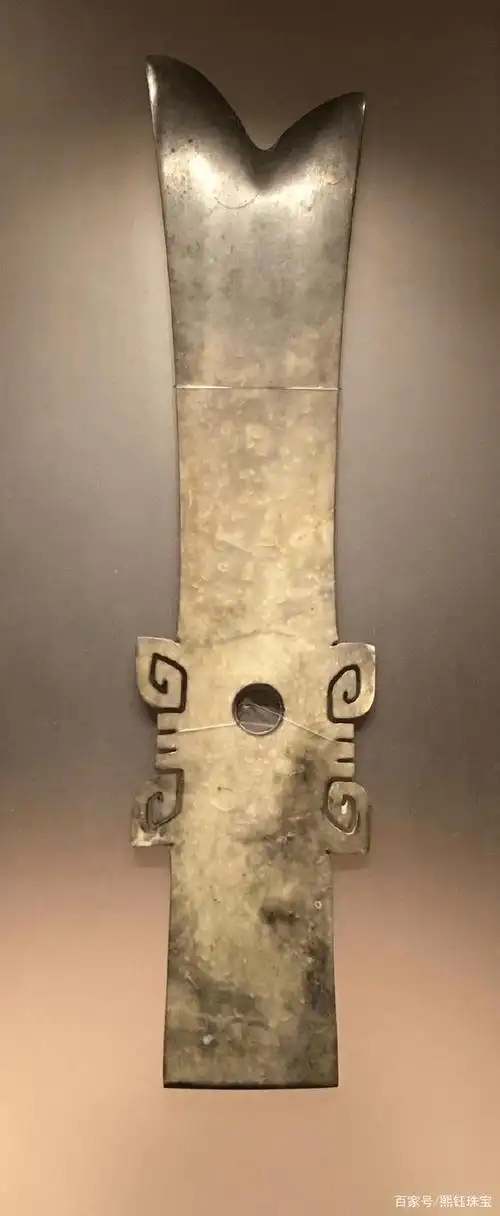 右侧为三星堆出土玉璋