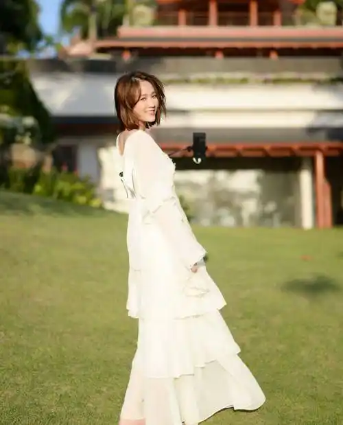 原创陈乔恩晒剧组复工照马尾搭配毛呢大衣状态太好完全不像41岁