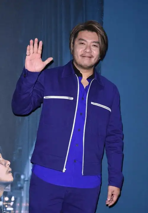 46岁阿杜胖到认不出穿蓝色外套将军肚藏不住一脸胡茬扎心了