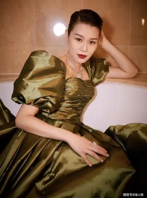 胡杏儿也太敢穿了吧!生了3娃穿斜肩连衣裙,一边优雅一边性感_活动