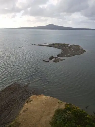 小岛在水中勾勒出一轮明月.