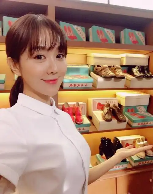 宋丹丹干女儿姜妍被曝整容原来的头型好奇怪啊