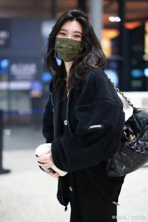 奚梦瑶现身上海虹桥机场,身穿黑色拉链外套简约时尚
