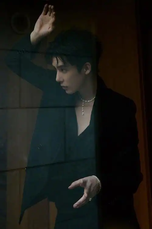 王安宇穿黑西装好禁欲大钻石尾戒超闪帅的很具体心动啦