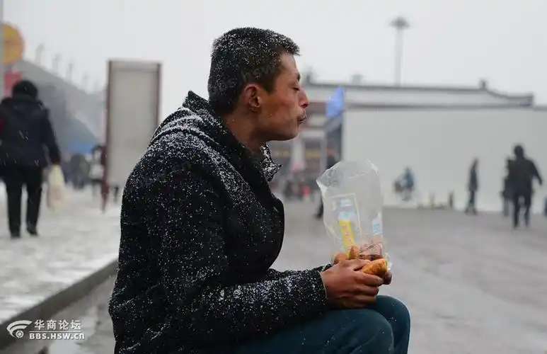 农民工西安火车站冒雪谋生 网友感动叹生活不易 - 张荷花的日志 - 网