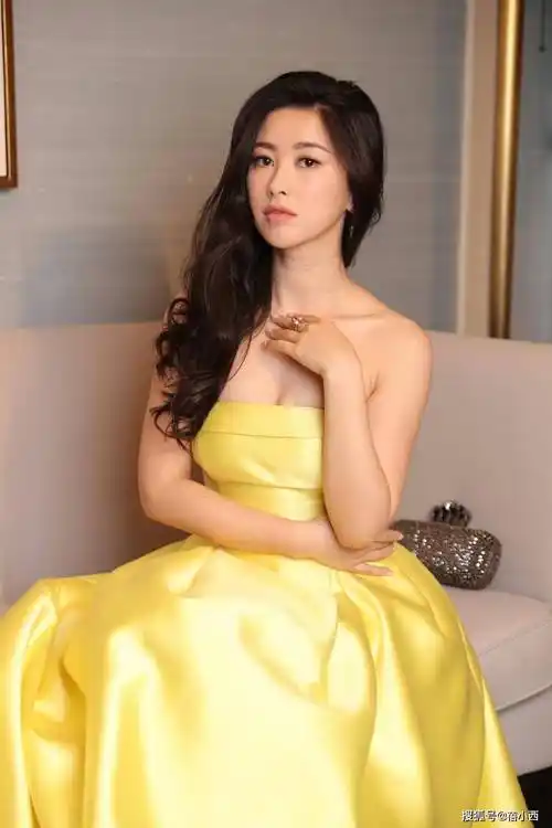 朱珠长款连衣裙搭配大波浪卷发,展现出女神范,充满女人味-爱读书