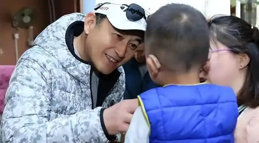 在王也百天之前,王志飞几乎都没出过门,每天都在家亲手照顾他.