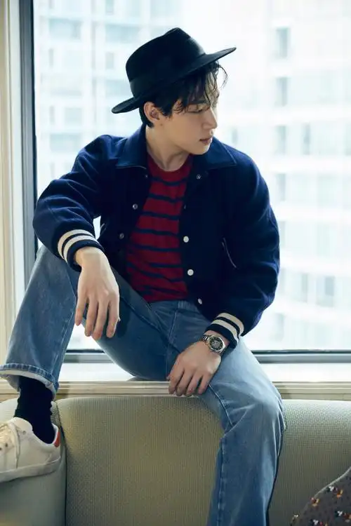 刘宪华"少年感"上线营业 骑士礼帽造型清爽可爱__凤凰网