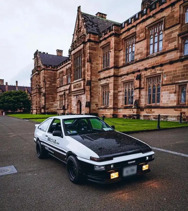 分享一组澳洲车友的ae86图片 背景悉尼大学 图中有一款ae - 抖音