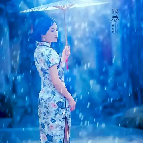 撑着油纸伞,独自.