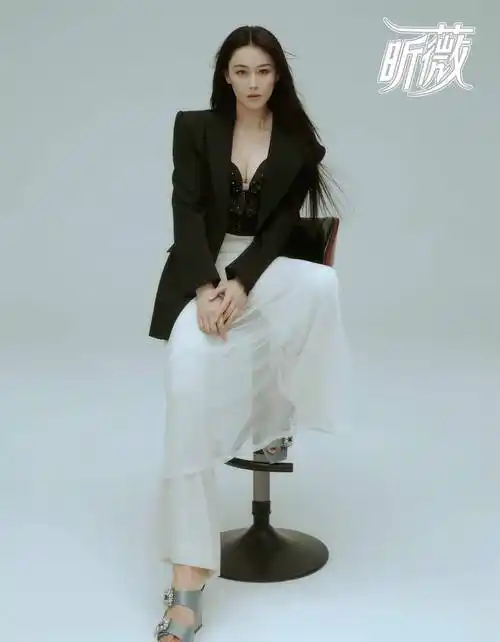 张馨予封面《昕薇》穿内裤下半身的她身材火辣,很美_黑色_魅力_大片