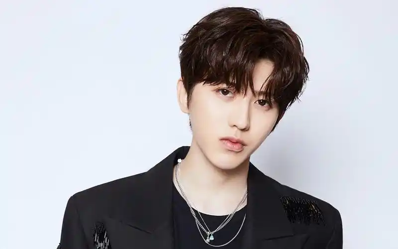 王冰冰采访蔡徐坤,两人神仙同框,坤坤与医护人员相互加油打气