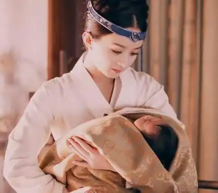 冯绍峰儿子满月了粉丝晒为赵丽颖庆满月现场照太有爱了