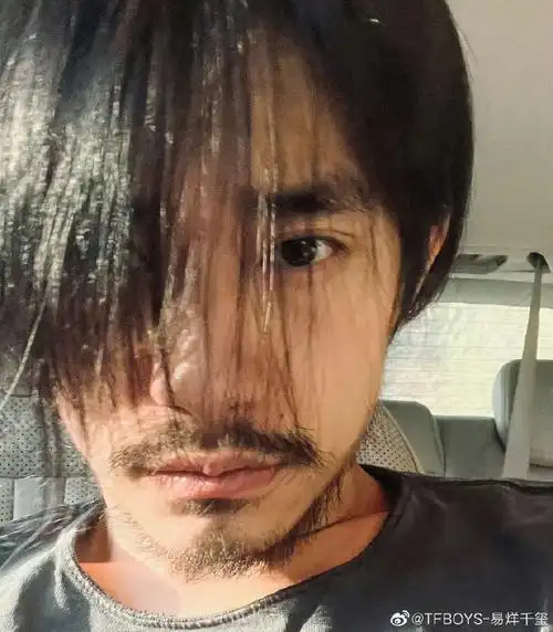 易烊千玺超话#易烊千玺网站更新#先天自拍圣体.特别会钓的一个小nh.