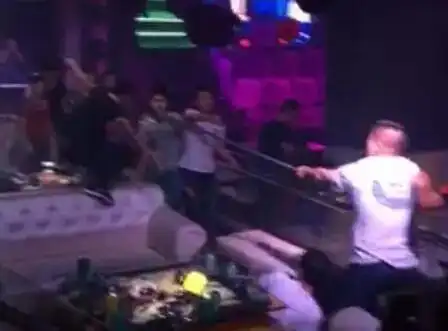 为争车位 长沙两酒吧爆发大规模群殴(组图)(10/17)