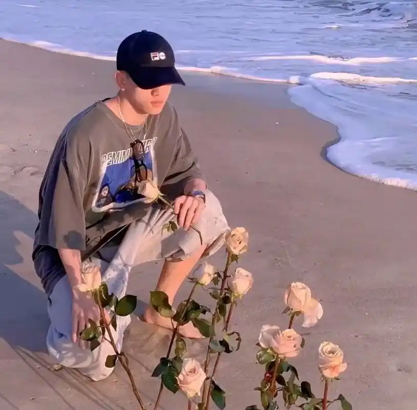 情侣头像 #情侣头像一男一女分开图片#头像  吹来一阵风  - 兑趑