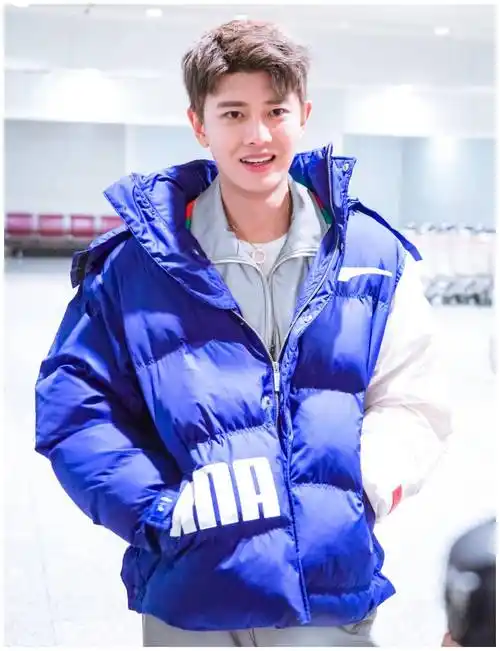 陆绎任嘉伦走机场穿宝蓝色羽绒服叠穿银色运动服更时髦